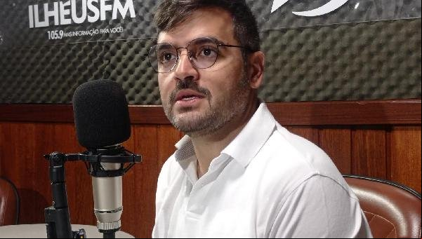 PREFEITO VALDERICO ANUNCIA NA ILHÉUS FM QUE JÁ ESTÁ PENSANDO NO RÉVEILLON